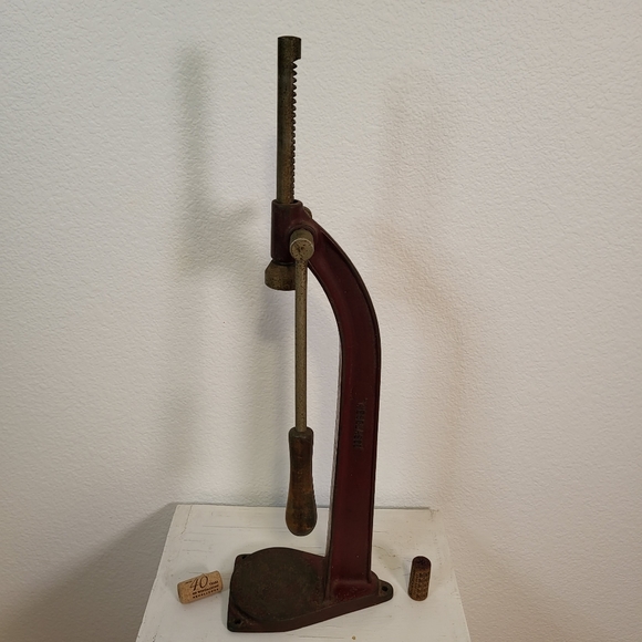 "Wesglasco" antique cast iron bottle capper in red - Picture 2 of 12